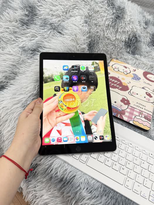 Apple iPad Gen 5 Wifi 32GB Bao da, cáp sạc. Mua bán Máy tính bảng tại Quận 1 Tp Hồ Chí Minh được đăng bởi Hội Đồ Điện Tử hình 1