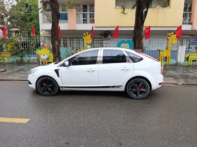 Ford Focus 2010 Trắng 5 chỗ