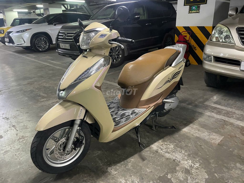 Honda Lead 2016 màu Vàng. Mua bán Xe máy tại Quận Đống Đa Hà Nội được đăng bởi Phạm Hoàng Long hình 3