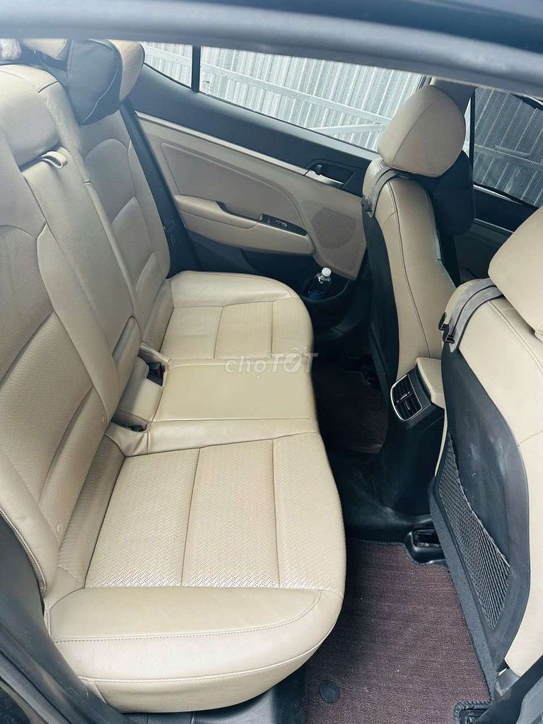 Hyundai Elantra 2019 1.6 с люком Черный