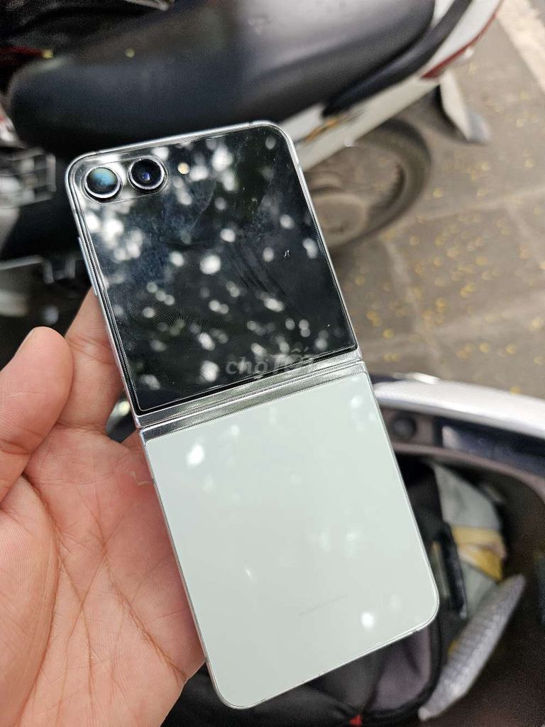 Samsung Z Flip 5 256GB xanh còn đẹp. Mua bán Điện thoại tại Quận Ba Đình Hà Nội được đăng bởi Hiếu YJ hình 1