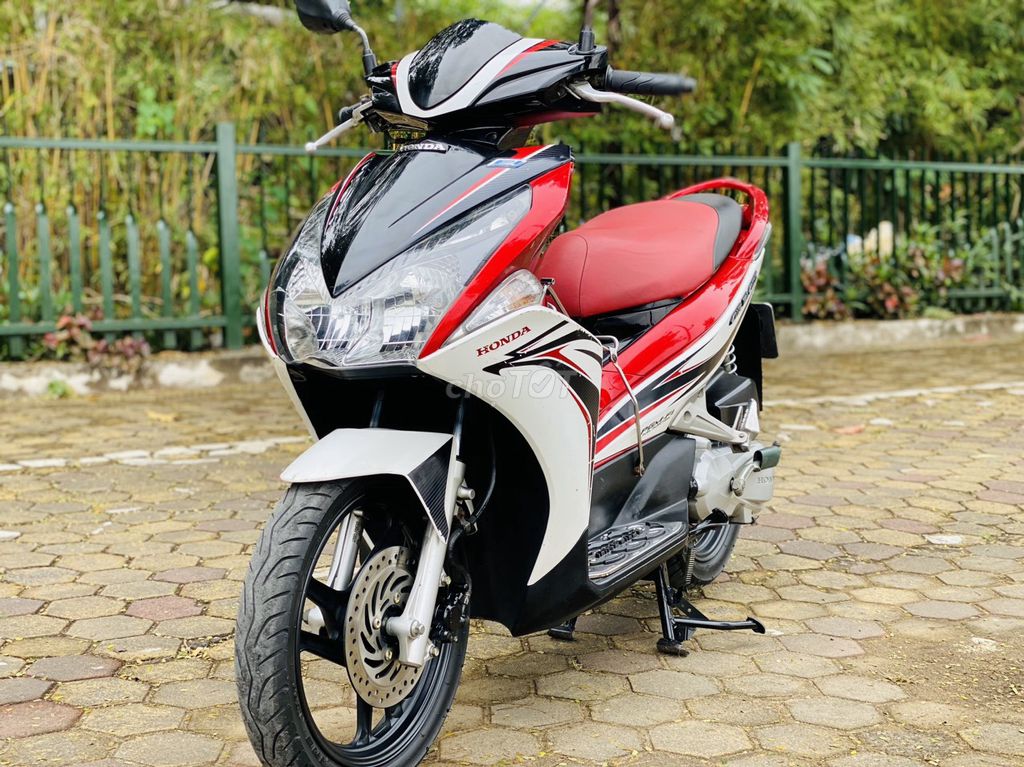 Honda Air Blade красно-белый, родной мотор, отличное состояние