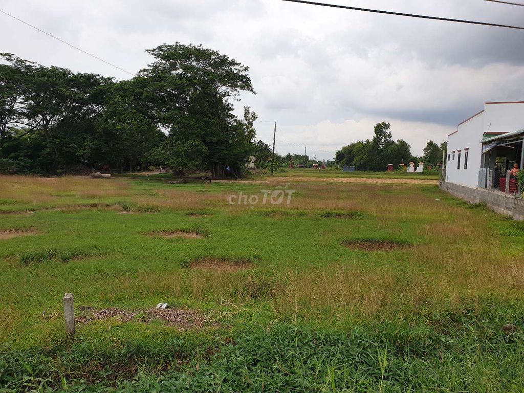 Cần bán gấp lô đất vị trí đắc địa mặt tiền đường 823 â