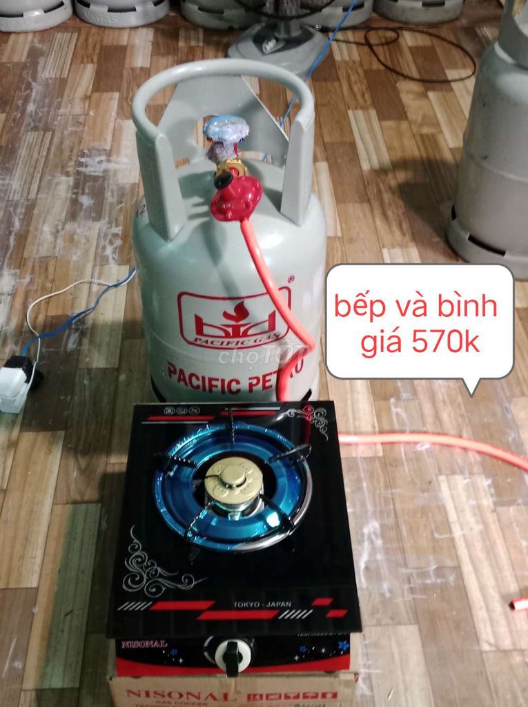 Bếp và bình gas, giá 570k..