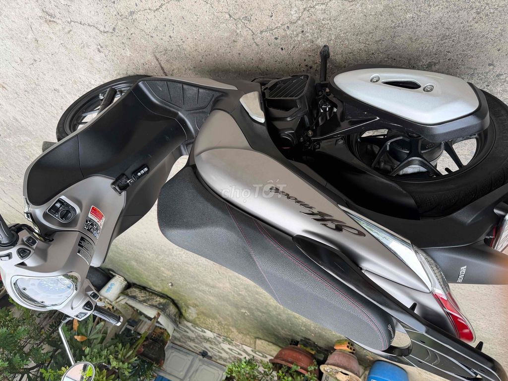 Модель Honda SH ABS 2019, серебристая автоматическая