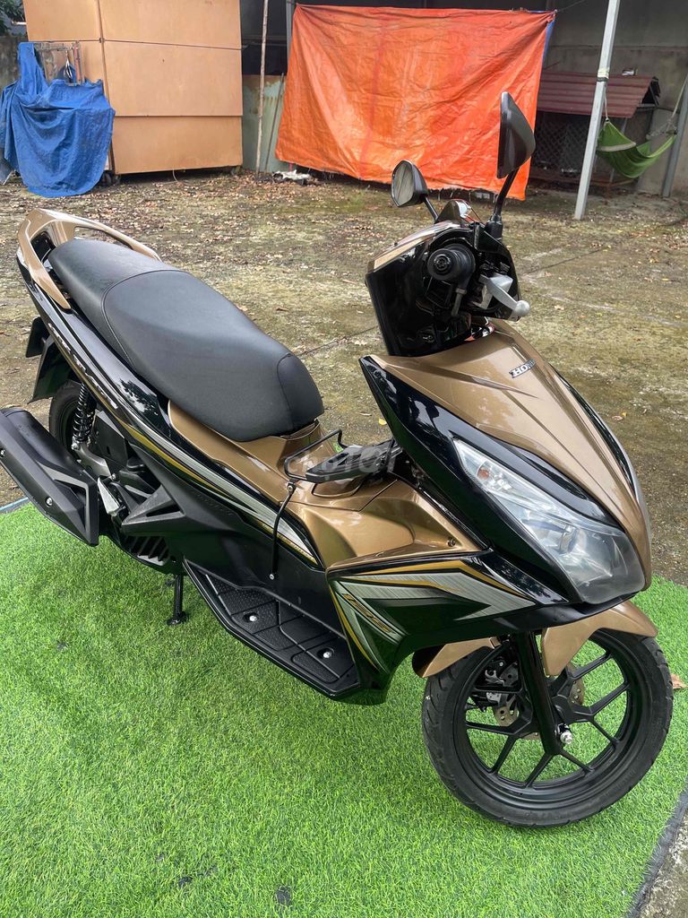 Honda Air Blade 2014 Vàng đồng 15.000km. Mua bán Xe máy tại Thị xã Phú Mỹ Bà Rịa - Vũng Tàu được đăng bởi Lê  Thanh Hải  hình 8