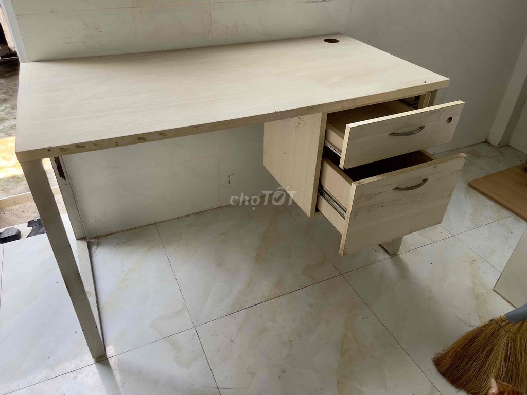 Bàn làm việc gỗ sắt vàng nhạt. Mua bán Bàn ghế tại Huyện Hóc Môn Tp Hồ Chí Minh được đăng bởi Thanh Lý Ve Chai Đồ Cũ hình 1