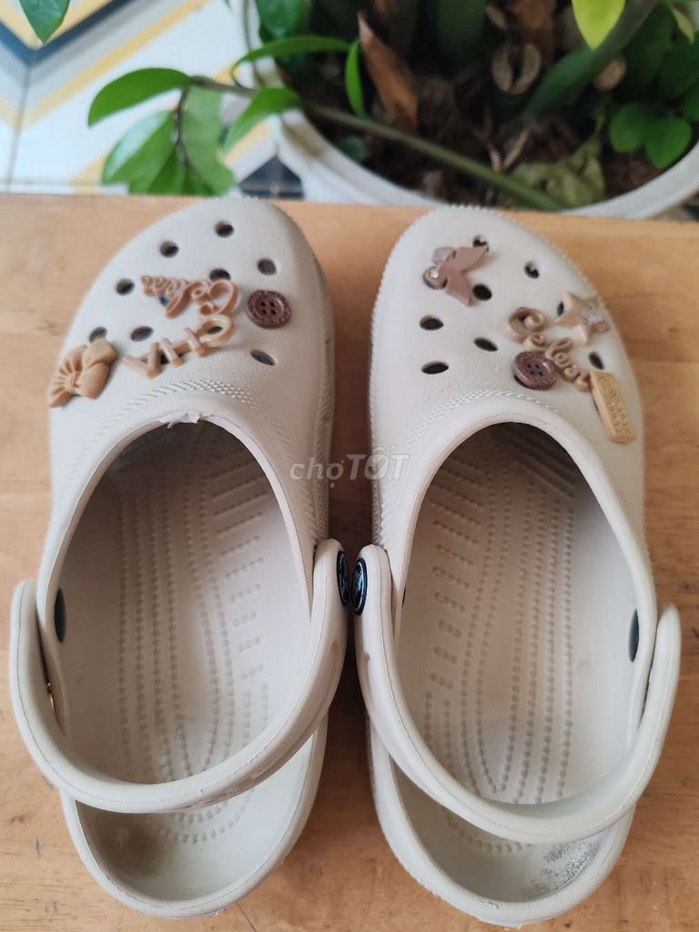 Dép sục Crocs nhựa size 33 màu Kem. Mua bán Giày dép tại Quận 7 Tp Hồ Chí Minh được đăng bởi Vy Vy hình 1