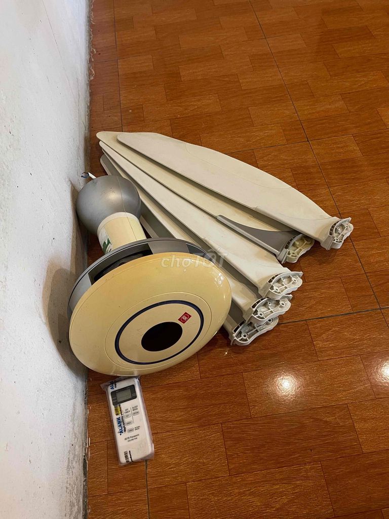 Quạt trần KDK 5 cánh điều khiển Trắng Vàng. Mua bán Quạt tại Quận Long Biên Hà Nội được đăng bởi Lee hình 1