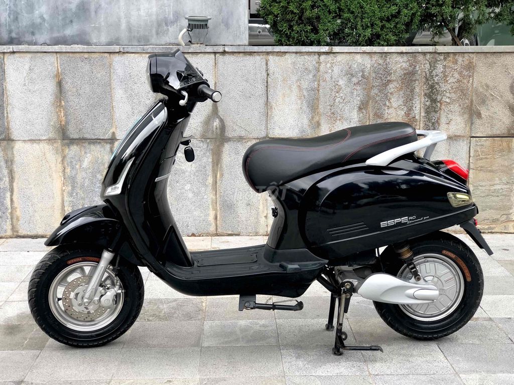Электроскутер Vespa б/у, куплен 1 год назад, в отличном состоянии