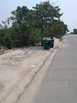 sổ đỏ và quang cảnh trước khu đất.