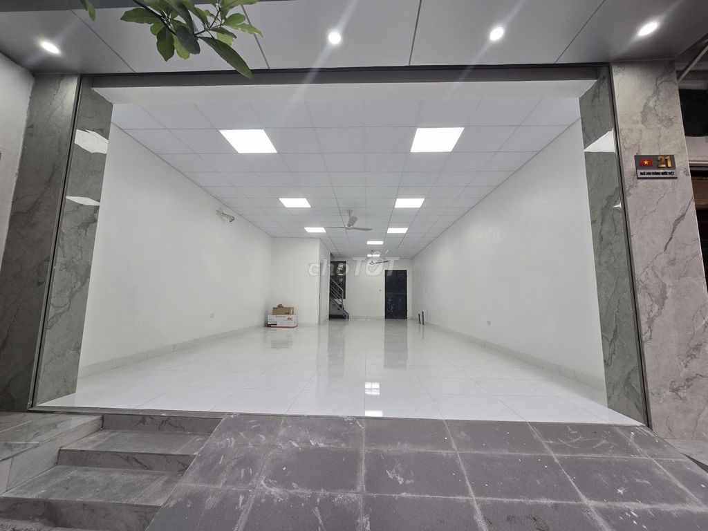 Cho thuê nhà riêng Hoàng Quốc Việt - Dtsd 100m2, đường 2 ô tô tránh