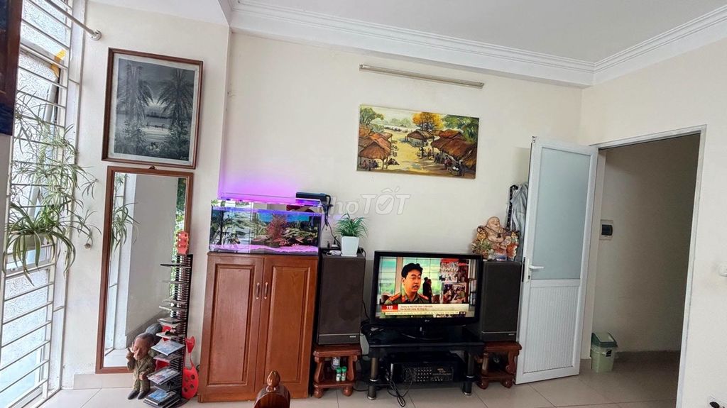 Дом, Нгуен Ван Кы, Нгок Лам, угловой, машины разъезжаются