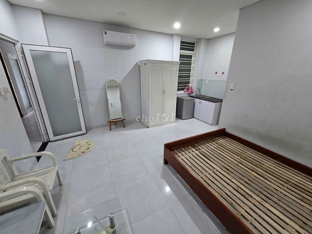 Studio cửa sổ, full nội thất, gần trường Đại học, ngã tư hàng xanh