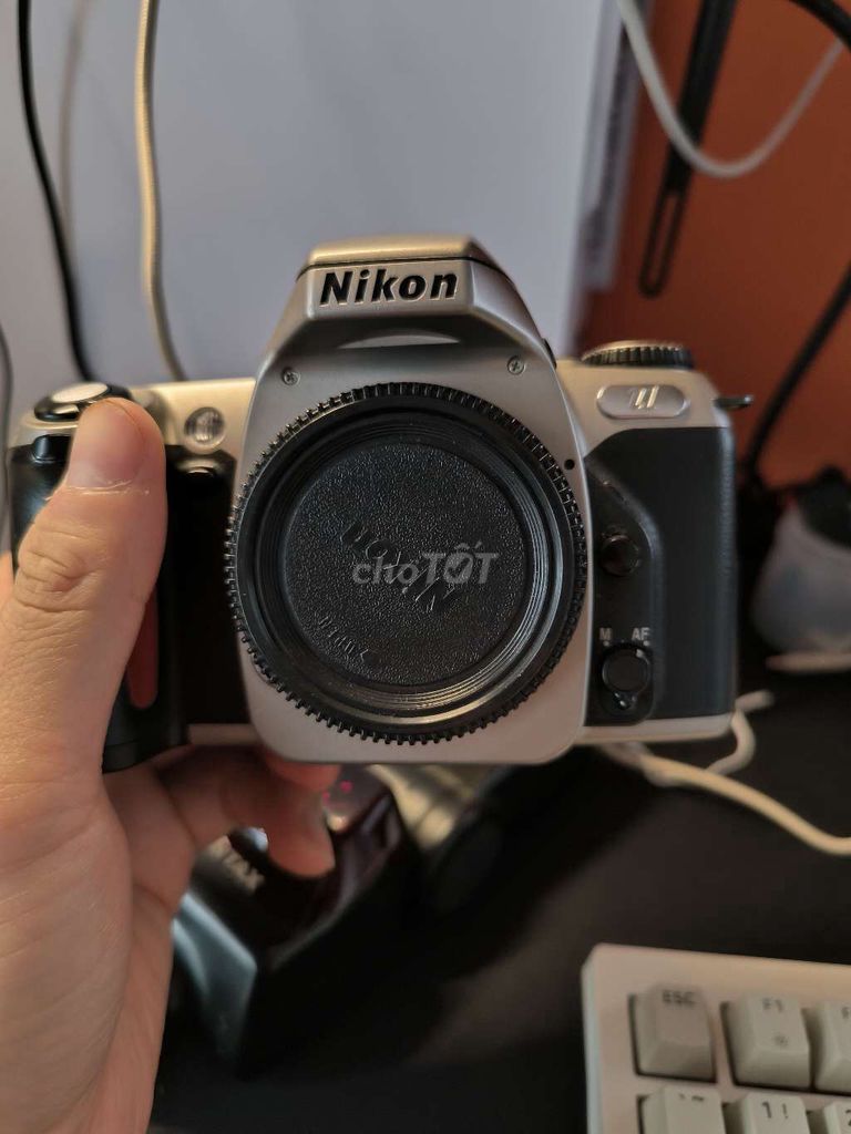 Body máy film Nikon U rất rẻ