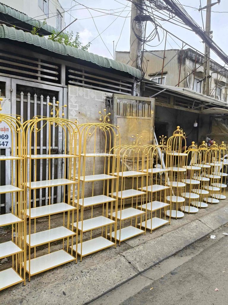 Kệ trang trí Kim loại, gỗ Vàng, đen Hiện đại. Mua bán Tủ, kệ gia đình tại Quận 12 Tp Hồ Chí Minh được đăng bởi QUỐC ĐẠT DECOR hình 1