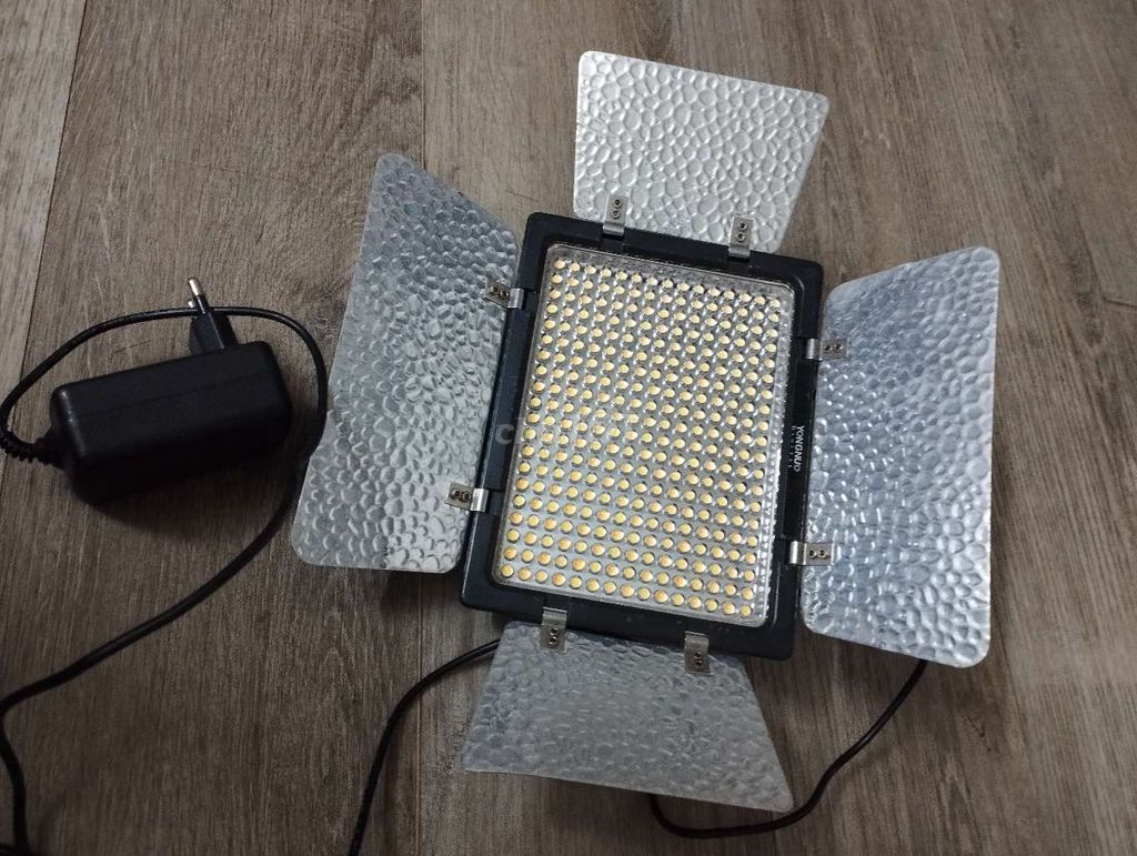 Đèn LED Yongnuo YN300 III Đen. Mua bán Đèn tại Quận Cầu Giấy Hà Nội được đăng bởi Mạnh Thắng hình 1