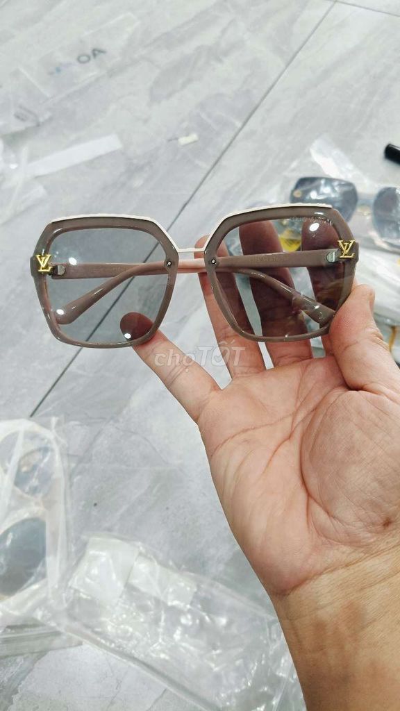 Kính râm nữ nhiều màu thời trang. Mua bán Phụ kiện thời trang khác tại Quận Hồng Bàng Hải Phòng được đăng bởi Thong hình 1
