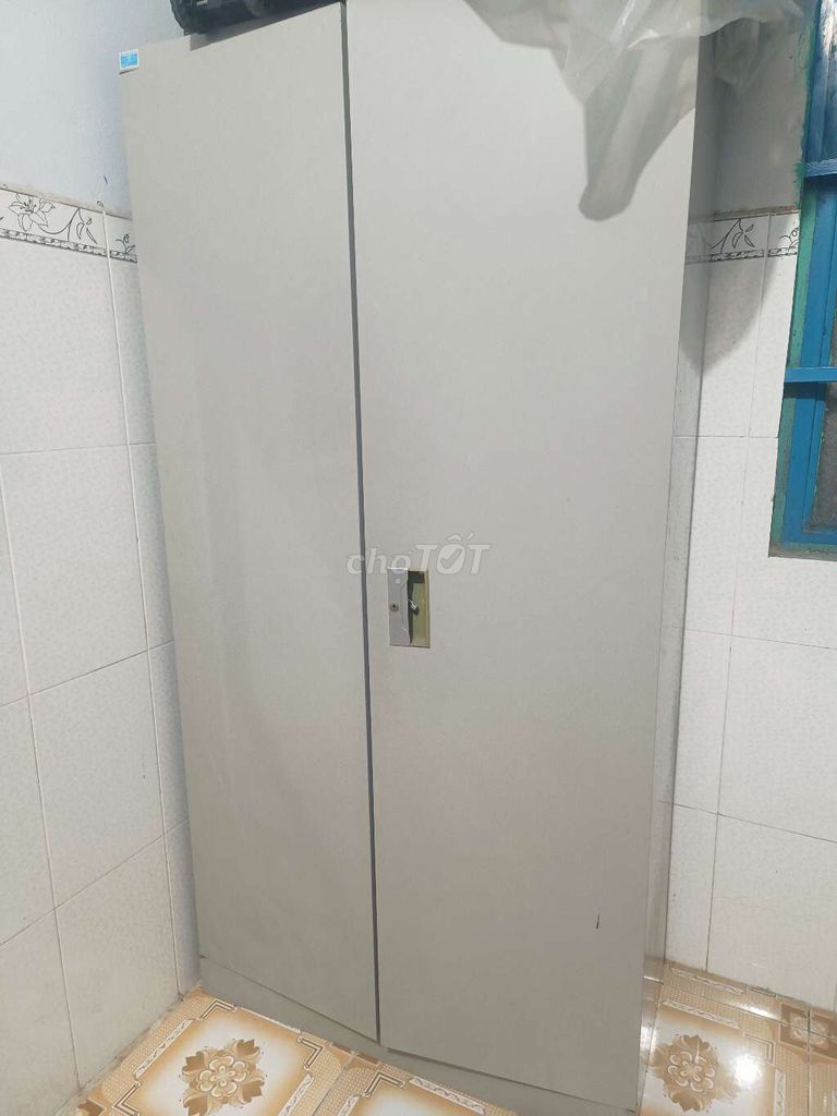 Tủ kim loại màu xám. Mua bán Tủ, kệ gia đình tại Huyện Bến Lức Long An được đăng bởi Hoài thương Luong hình 1