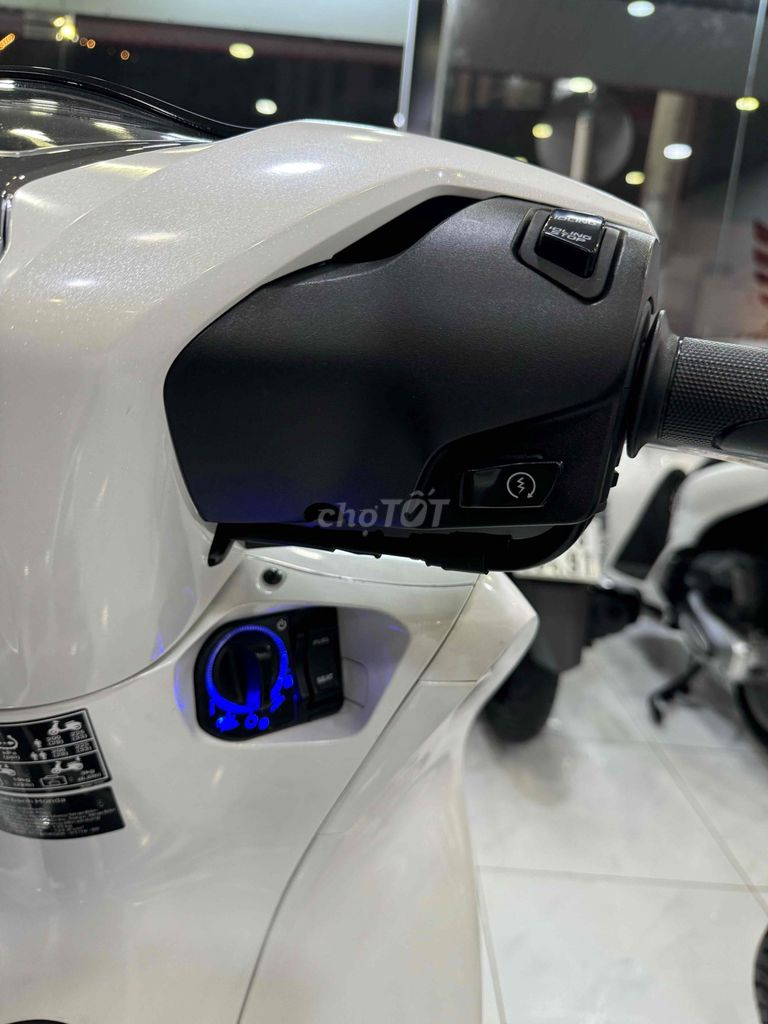 Sh125cbs 2023 Trắng đen sporty bsTp zin keng.. Mua bán Xe máy tại Quận Phú Nhuận Tp Hồ Chí Minh được đăng bởi XeMáy MinhThứ59  hình 10