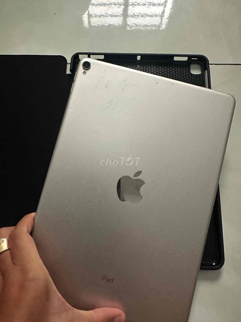 Apple iPad Pro 10.5 Bạc Đã sử dụng zin nguỷen. Mua bán Máy tính bảng tại Thành phố Thủ Đức Tp Hồ Chí Minh được đăng bởi Minh Sang Store Góp Bao Nợ Xấu hình 1
