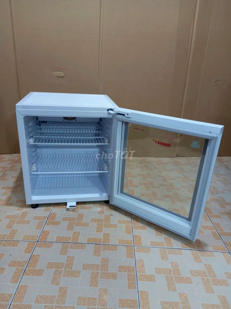 Tủ lạnh Sanaky Q658N9 nhỏ gọn, cửa kính, đời mới.