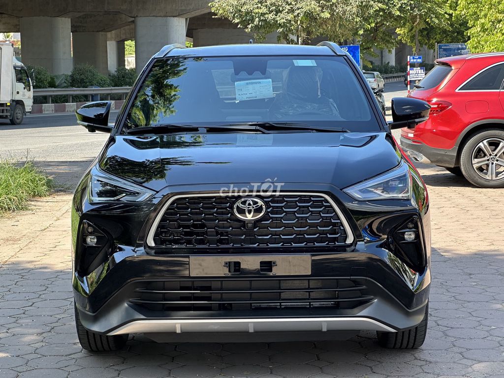Гибридная черная автоматическая Toyota Yaris Cross