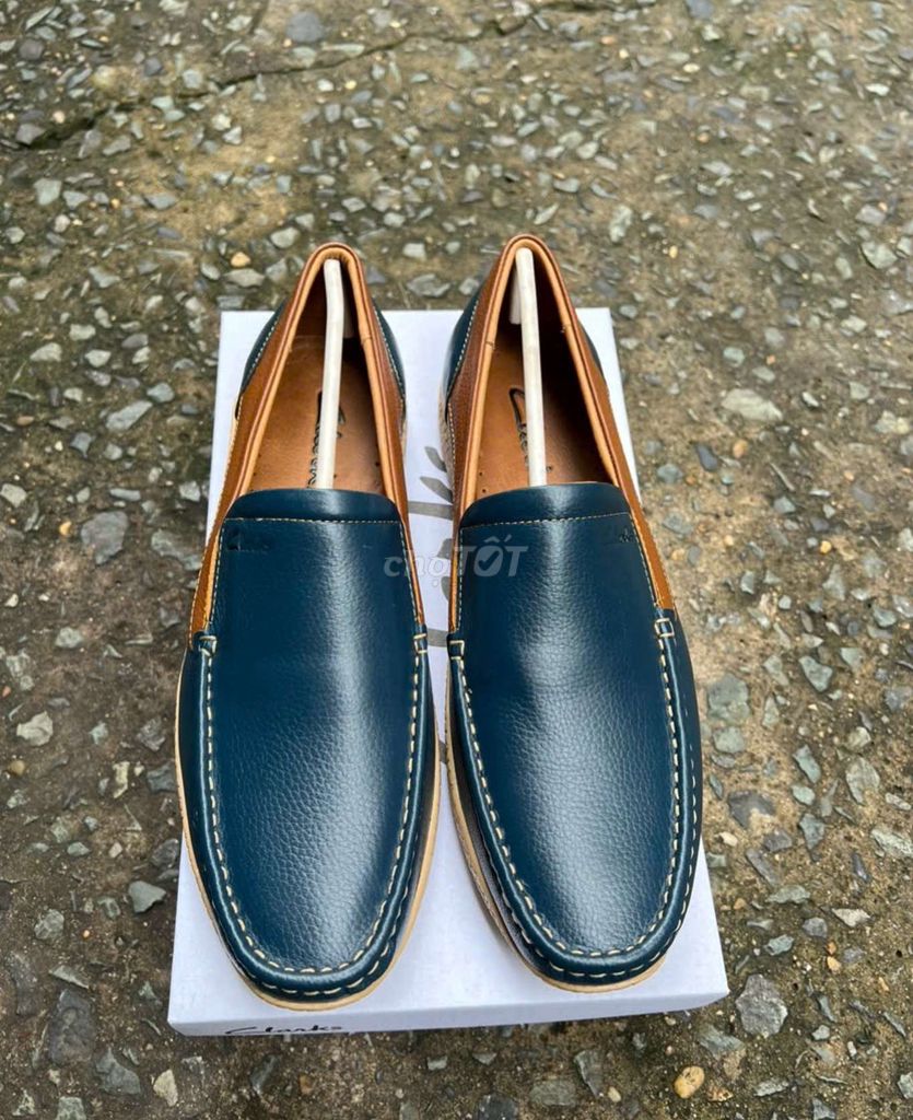 Mọi Clarks màu xanh viền nâu