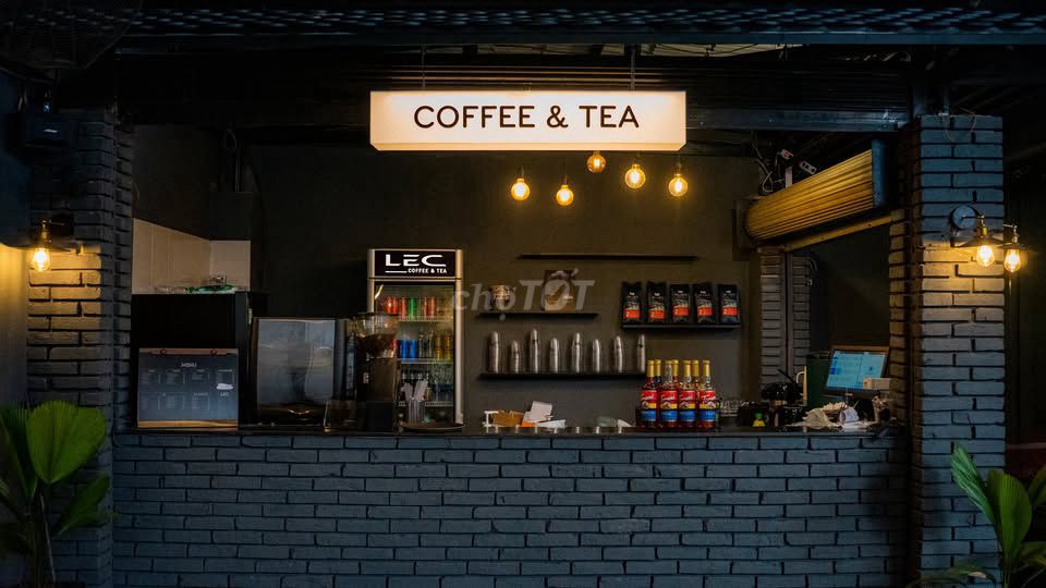 Nhân viên phục vụ quán cafe