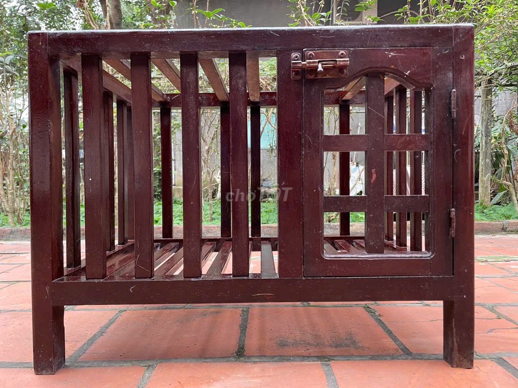 Chuồng chó gỗ lim nâu đỏ còn rất mới. Mua bán Phụ kiện, Thức ăn, Dịch vụ tại Quận Cầu Giấy Hà Nội được đăng bởi ABC hình 1