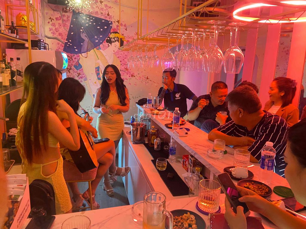 tuyển phục vụ Nữ. Việc làm tại Quận 1 Tp Hồ Chí Minh được đăng bởi nhà hàng Pinky hình 2