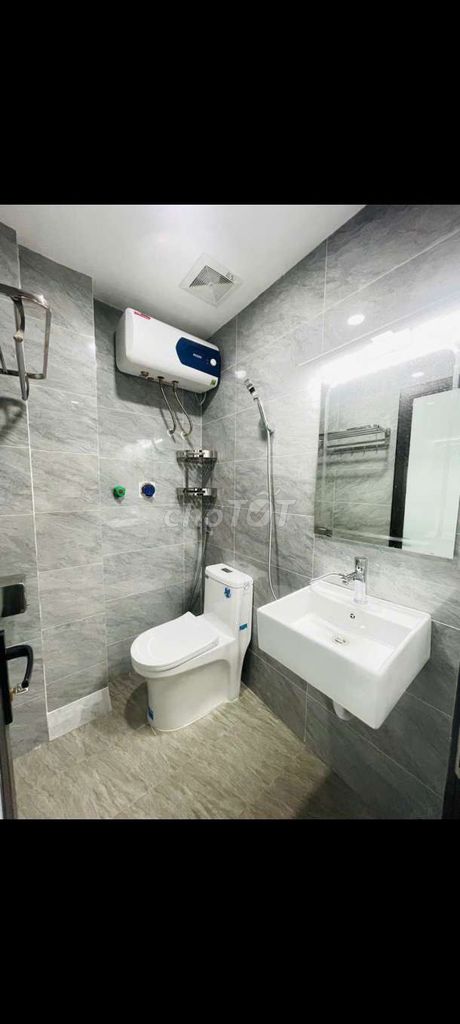 Сдается отдельно стоящий дом 32m2x4-этажный, широкий переулок, недалеко от главной площади