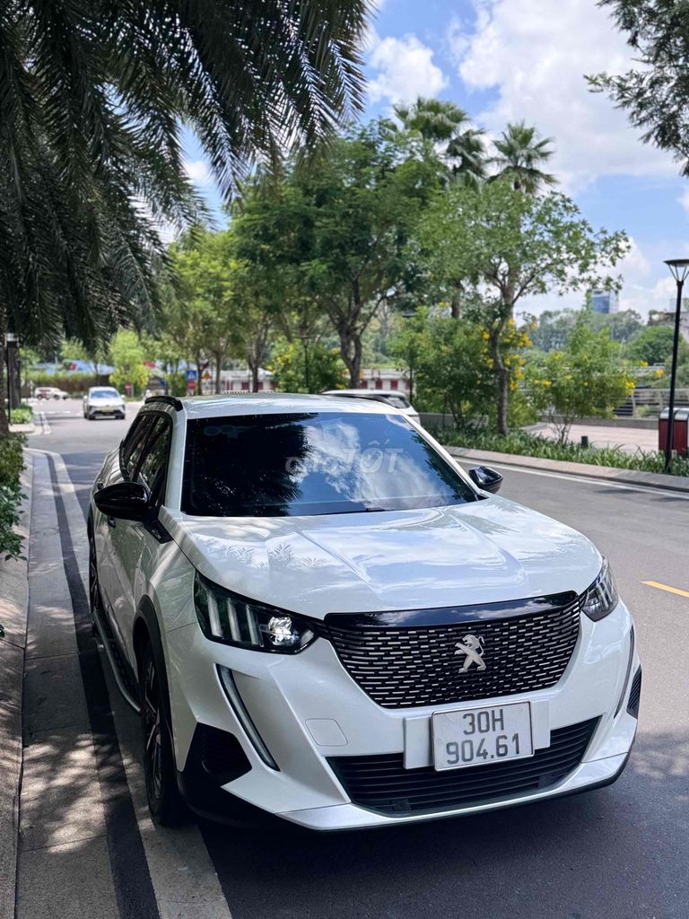 Импортный белый автомобиль Peugeot 2008 2022