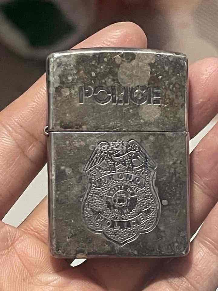 Bật lửa Zippo 1995 Cảnh sát Mỹ Nguyên bản. Mua bán Đồ sưu tầm, đồ cổ tại Thành phố Thủ Đức Tp Hồ Chí Minh được đăng bởi Anh Mười hình 1