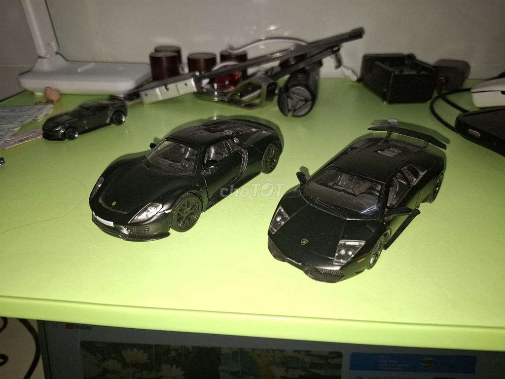 Thanh lý cặp siêu xe Lamborghini và Porsche