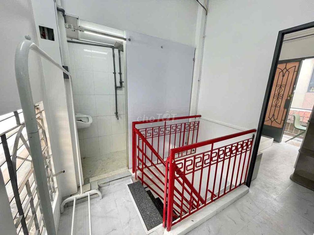 Тихий дом с 2 спальнями 7x6. ДОСТАТОЧНО МЕБЕЛИ