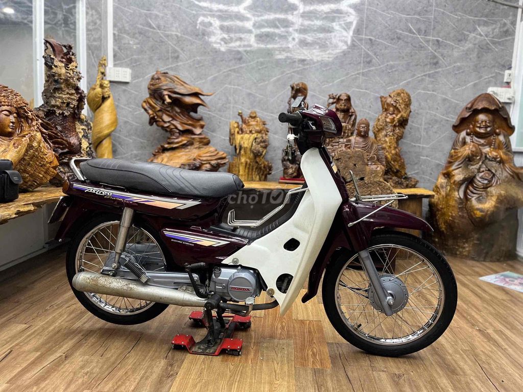 Honda C100 с сайгонскими номерами, целый пластик, тихий мотор