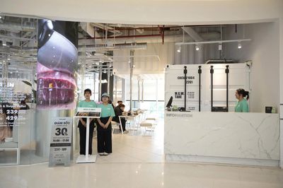 THU NGÂN NỮ NHÀ HÀNG - SAIGON CENTRE QUẬN 1