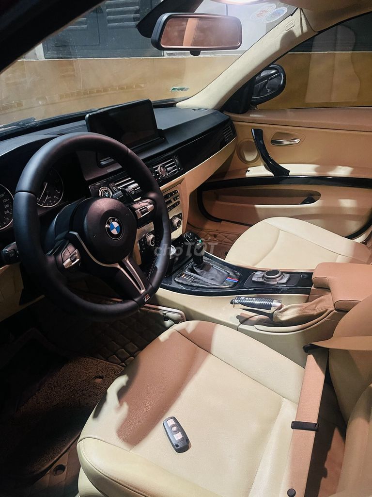 БМВ 320i (E90) 2010 красный