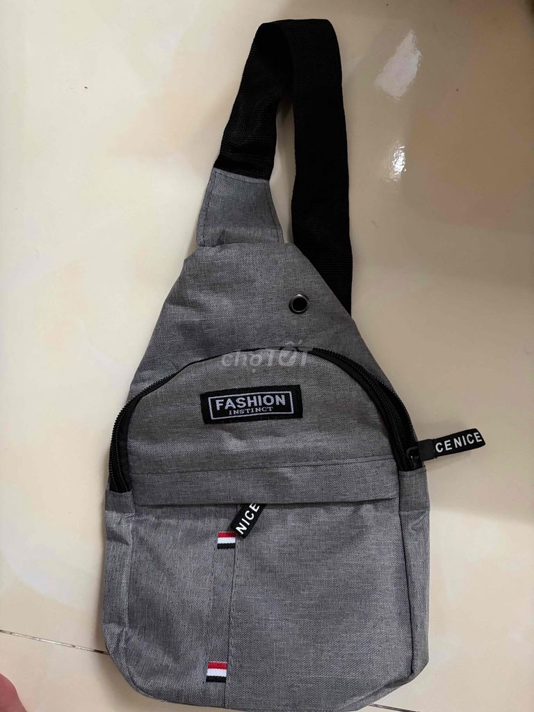 Túi đeo chéo Unisex Xám Mới 100%. Mua bán Túi xách tại Quận Tân Phú Tp Hồ Chí Minh được đăng bởi Tú hình 1