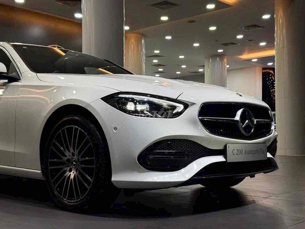 Mercedes-Benz C-Class 2025 photo 2