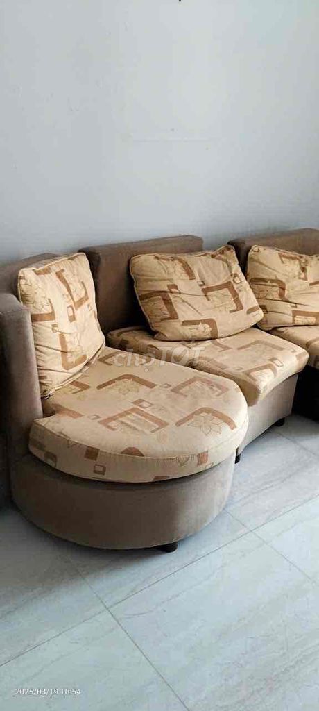 trả nhà gấp nên bán bộ sofa còn mới,