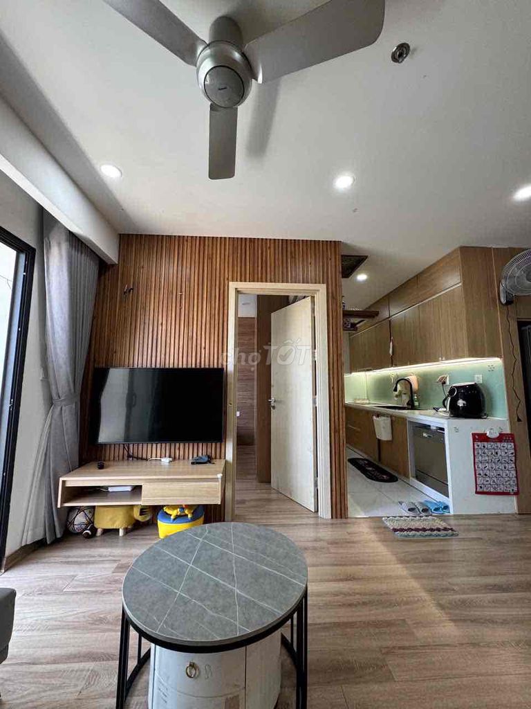 Pet-friendly 2-bedroom apartment overlooking the square — photo 2