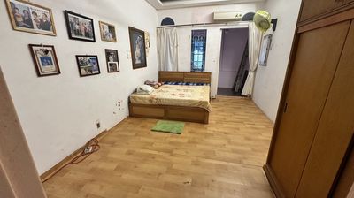 Nhà tầng vuông vắn, ngõ an ninh, sạch sẽ.