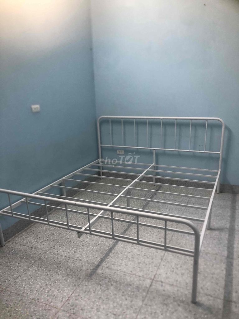 Giường sắt Trắng Ít dùng, như mới dễ tháo lắp. Mua bán Giường, chăn ga gối nệm tại Quận Hà Đông Hà Nội được đăng bởi LAN ANH hình 1