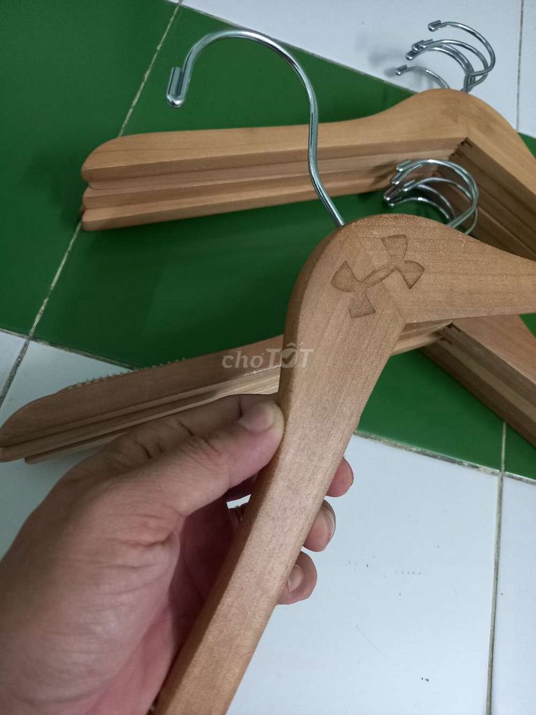 Mua dư pass rẻ móc áo gỗ tốt hàng hiệu UA mới đẹp
