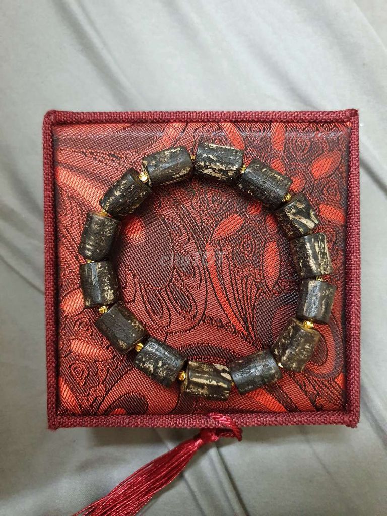 Vòng trầm hương tự nhiên chìm mix bi vàng 18k. Mua bán Phụ kiện thời trang khác tại Quận 8 Tp Hồ Chí Minh được đăng bởi Thanh Tâm hình 1