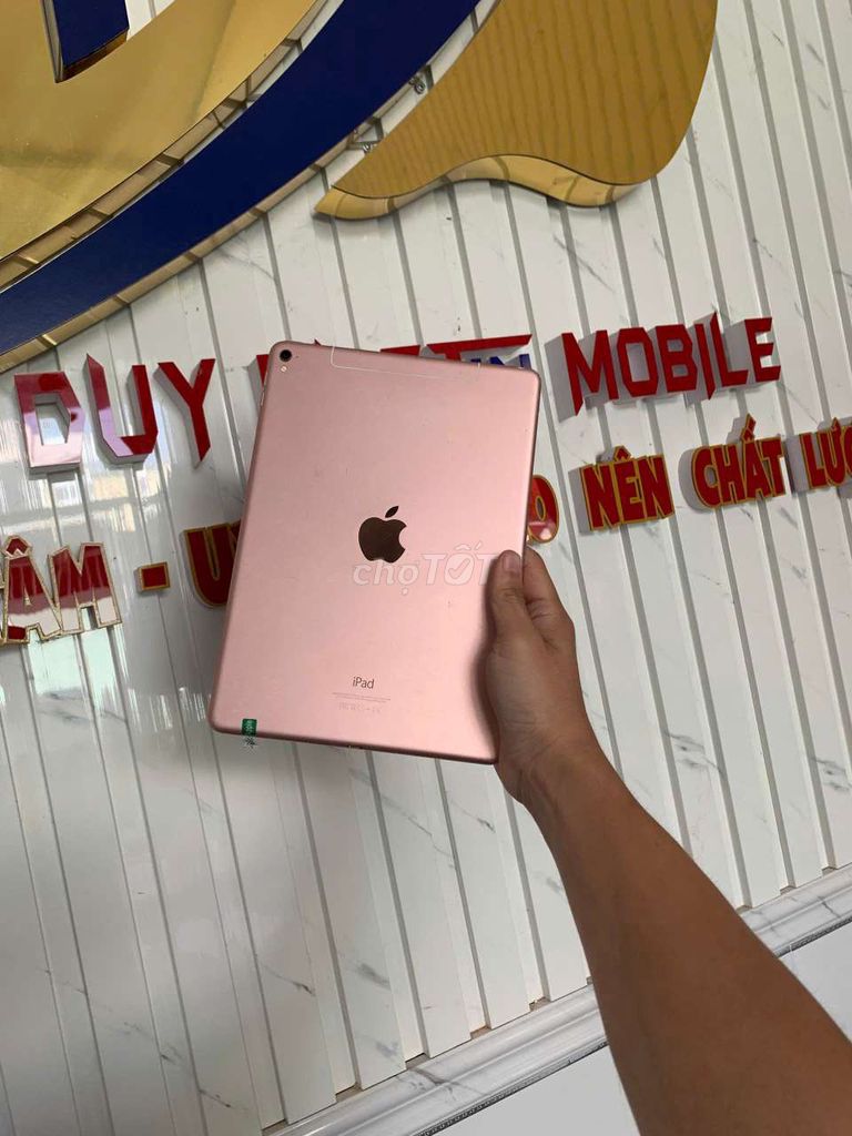 iPad Pro 9.7in Vàng hồng có sim 4G,có bán góp. Mua bán Máy tính bảng tại Thành phố Cà Mau Cà Mau được đăng bởi Duy Dustin Mobile hình 1