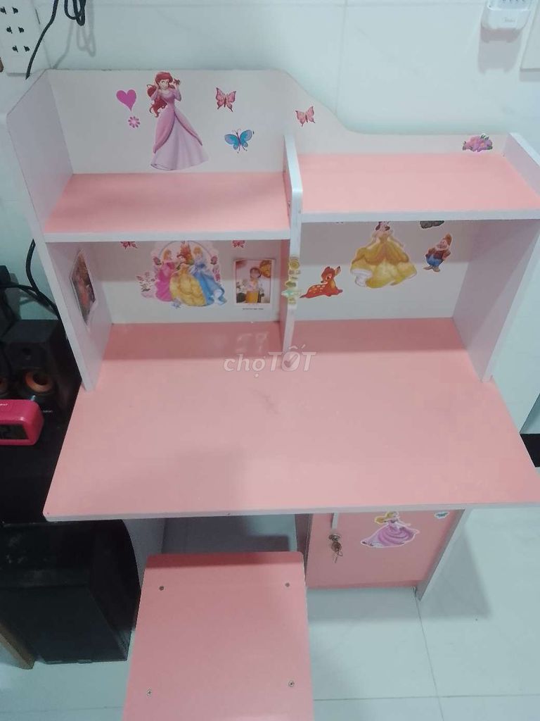 Bàn học Nữ Gỗ Hồng có ghế đi kèm. Mua bán Bàn ghế tại Thị xã Bến Cát Bình Dương được đăng bởi Con Đường Nhỏ hình 1