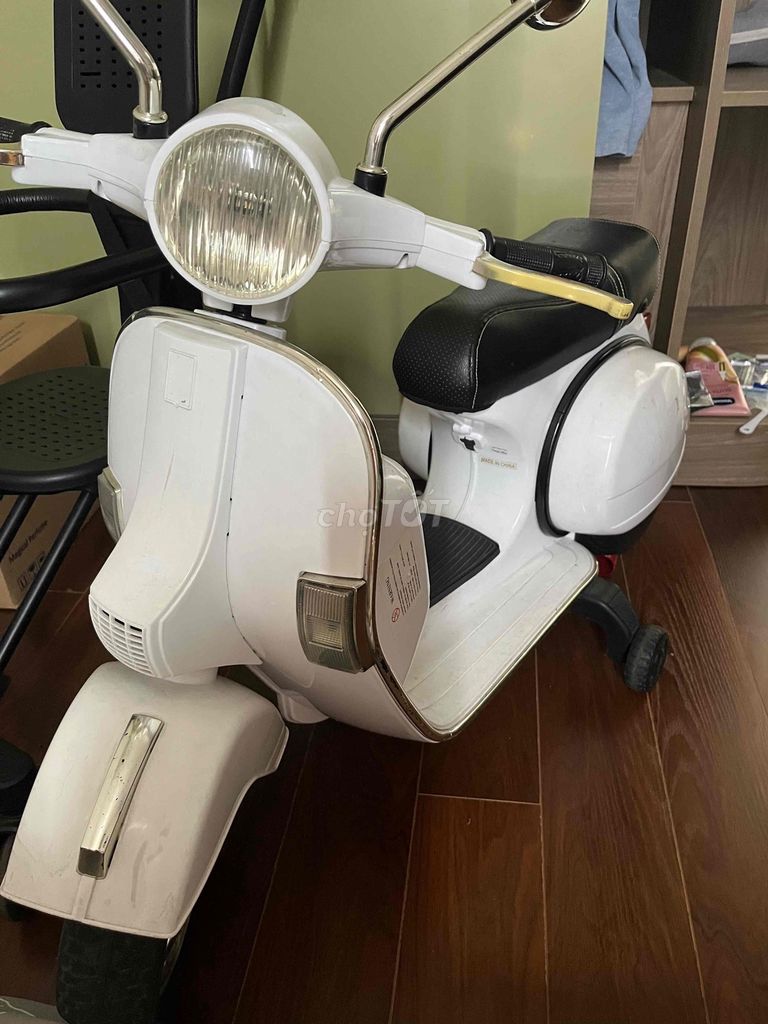 Xe điện đồ chơi Vespa Trắng. Mua bán Mẹ và bé tại Quận 12 Tp Hồ Chí Minh được đăng bởi Thuỷ hình 1